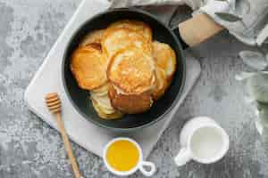 Kostenloses Foto flach legen leckere pfannkuchen und honig