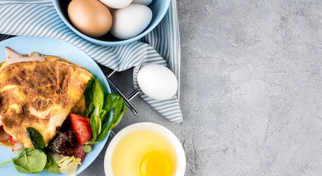 Kostenloses Foto flach legen leckeres essen mit eiern