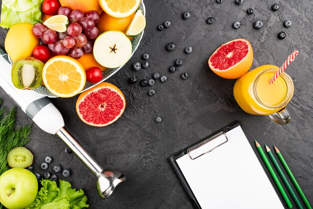 Flach legen Orangensaft und Obstschale