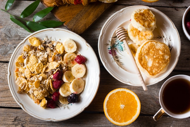 Kostenloses Foto flach legen pfannkuchen mit obst und kaffee