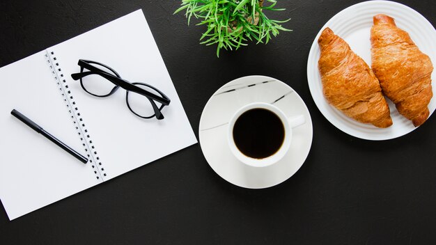 Flach legen Sie Croissants Kaffee und Notebook