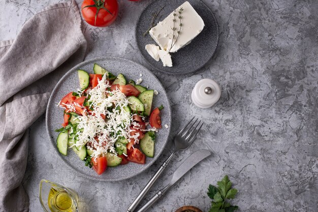 Flach legen Sie köstlichen Salat auf Teller