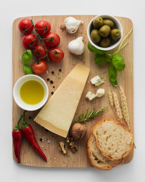 Flach legen Sie Parmesan Tomaten und Knoblauch auf Schneidebrett