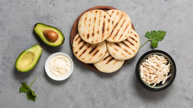 Flach liegen leckere gegrillte Arepas