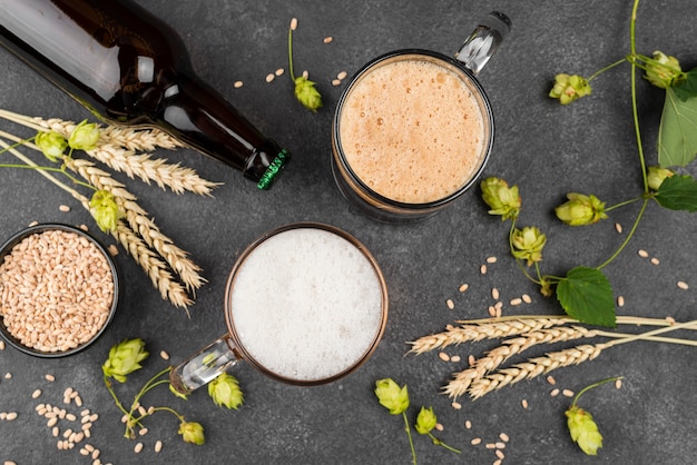 Flach liegende Bierkrüge und Flasche