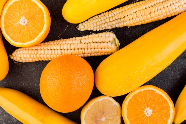Flache Anordnung von Mais und Orangen
