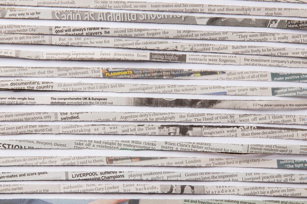 Flache Anordnung von Zeitungsstreifen