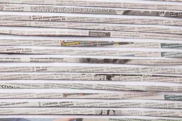 Flache Anordnung von Zeitungsstreifen