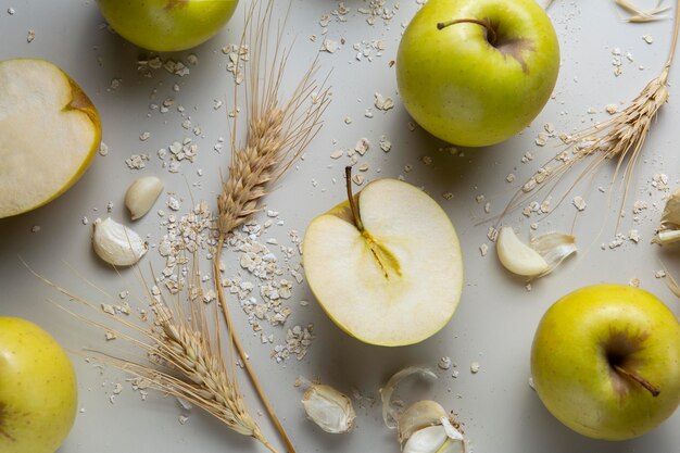 Flache Apfel-Knoblauch-Anordnung