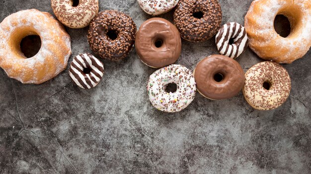 Flache Auswahl an Donuts mit Kopierraum