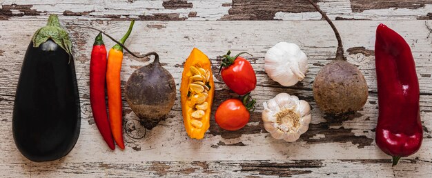 Flache Auswahl an Gemüse und Tomaten