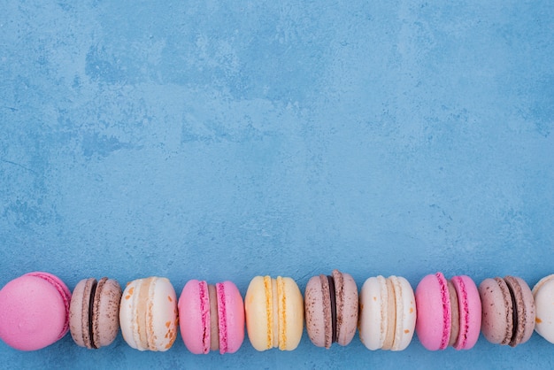 Flache Auswahl an Macarons mit Kopierraum