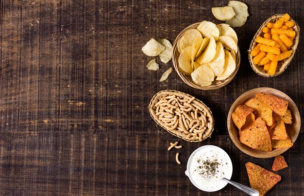 Flache Auswahl an Pommes Frites mit Sauce