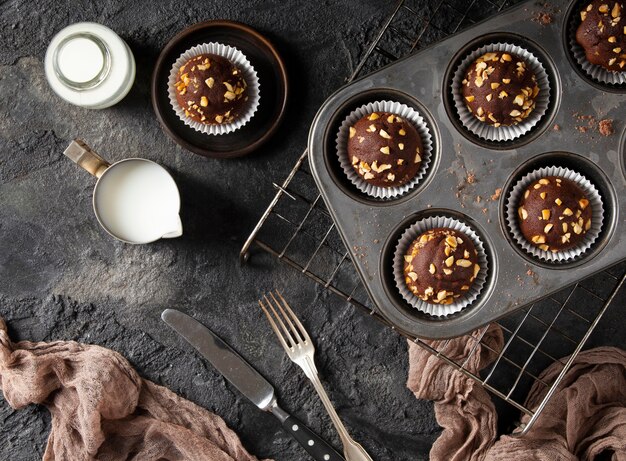 Kostenloses Foto flache auswahl an schokoladencupcakes