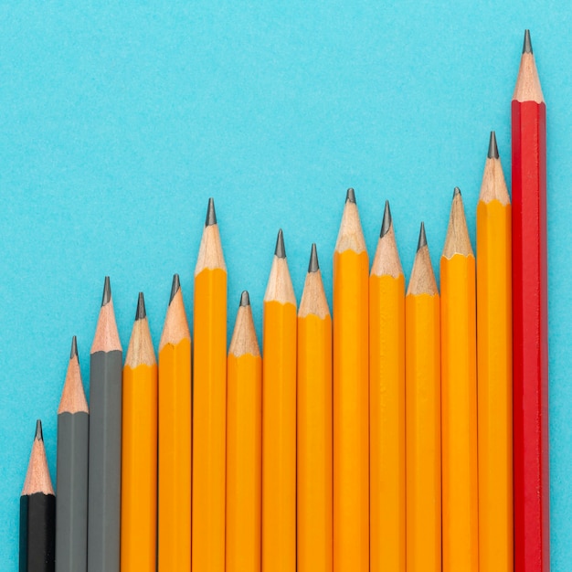 Flache Bleistifte auf blauem Hintergrund