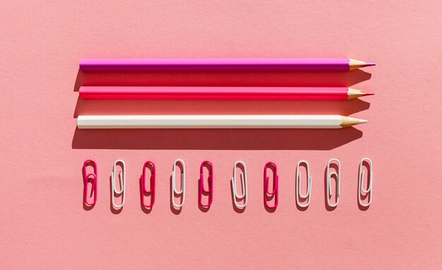 Flache Bleistifte und Büroklammern