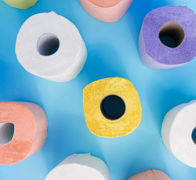 Flache bunte Toilettenpapierrollen legen