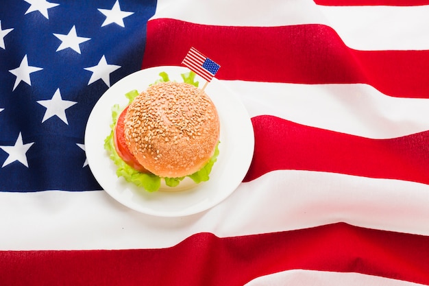 Flache Burger mit amerikanischer Flagge