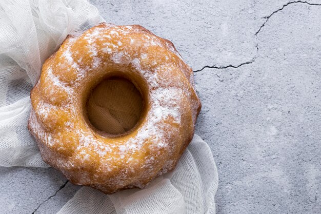 Flache Donutlage auf Betonoberfläche mit Textil