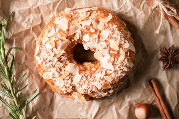 Flache Donutlage mit Rosmarin und Zimt