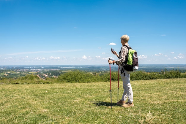 Flache Fokusaufnahme einer gealterten Reisenden in einem großen Feld