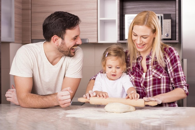 Flache Fokusaufnahme einer jungen Familie in der Küche