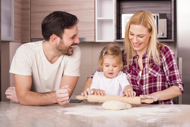 Flache Fokusaufnahme einer jungen Familie in der Küche