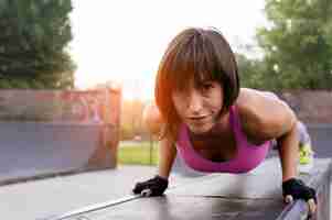 Kostenloses Foto flache fokusaufnahme einer sportlichen frau beim training im park