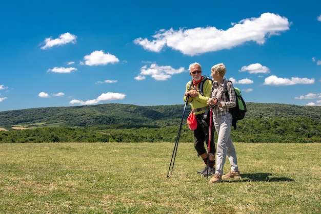 Flache Fokusaufnahme eines alten Paares in einem großen Feld