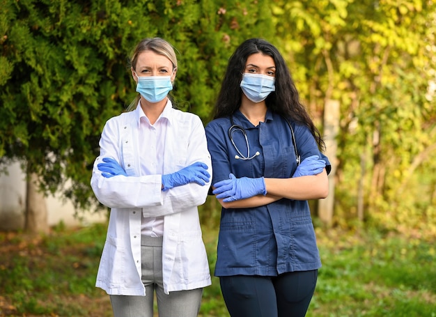 Flache Fokusaufnahme von Ärzten, die im Freien Gesichtsmasken tragen