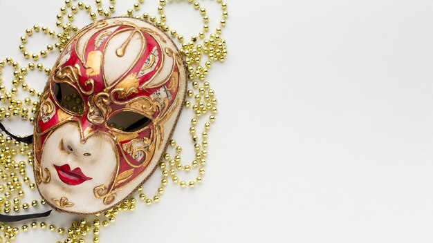 Flache, geheimnisvolle Karnevals-Luxusmaske mit Perlen