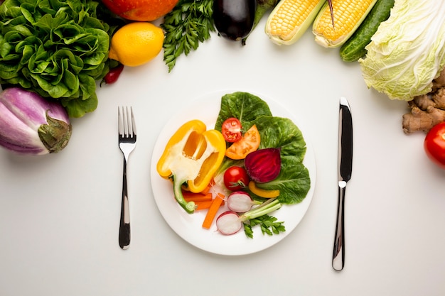 Kostenloses Foto flache gesunde mahlzeit auf teller legen