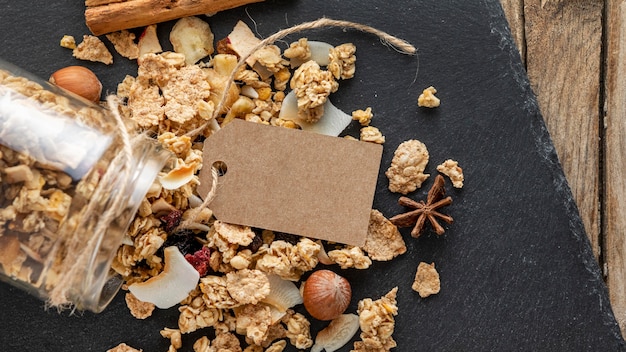 Flache Gläser mit Frühstücksflocken auf Schiefer