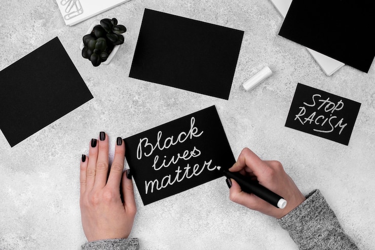 Kostenlose Foto flache hände, die schwarze lebensmaterie auf karte mit stift schreiben