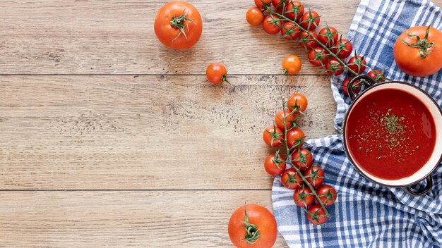 Flache hausgemachte Suppe auf Stoff legen