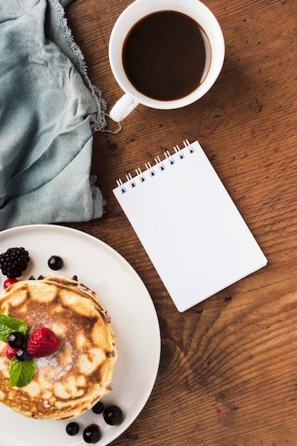 Kostenloses Foto flache kuchen- und kaffeeüberraschung für vater