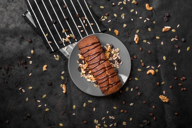 Kostenloses Foto flache kuchenlage auf teller mit nüssen