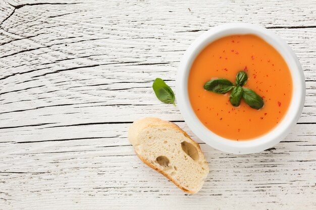 Flache Kürbiscremesuppe mit Brot