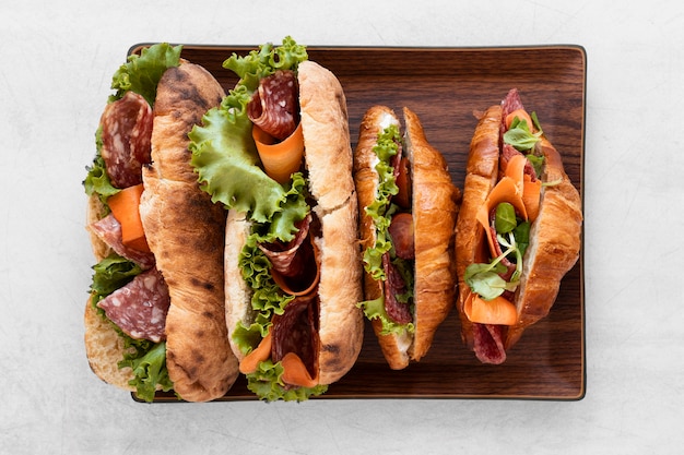 Flache lag gesunde Sandwiches Zusammensetzung auf weißem Hintergrund