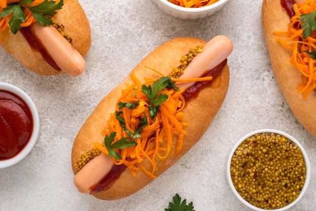 Flache lag leckere Hot Dogs Arrangement