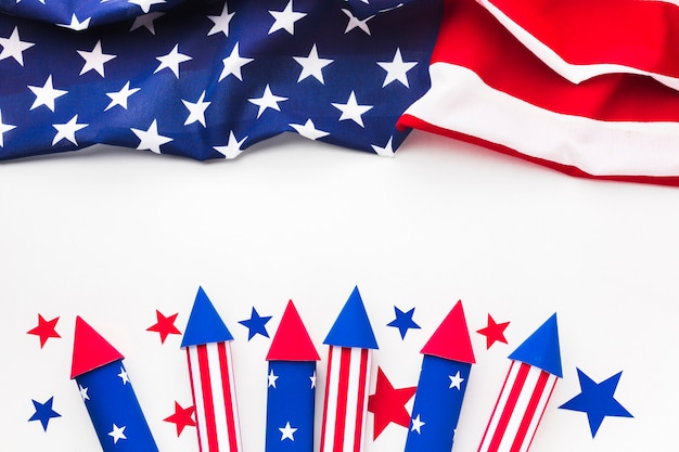 Kostenloses Foto flache lage der amerikanischen flagge mit feuerwerk des unabhängigkeitstags