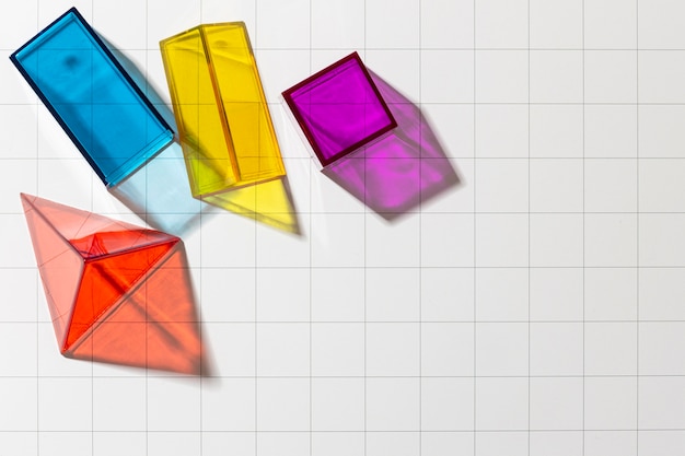 Flache Lage der bunten durchscheinenden geometrischen Formen mit Kopierraum