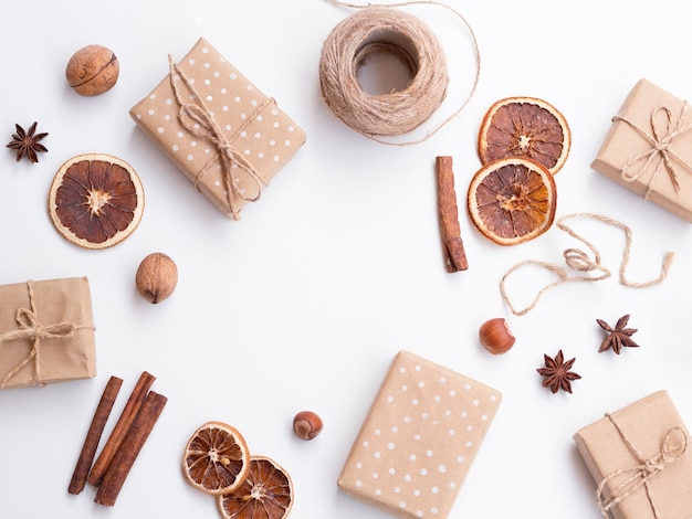 Kostenloses Foto flache lage der dekorierten geschenkboxen