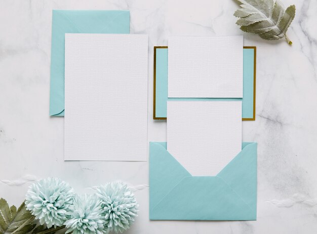 Flache Lage der Hochzeitseinladung mit Kopienraum