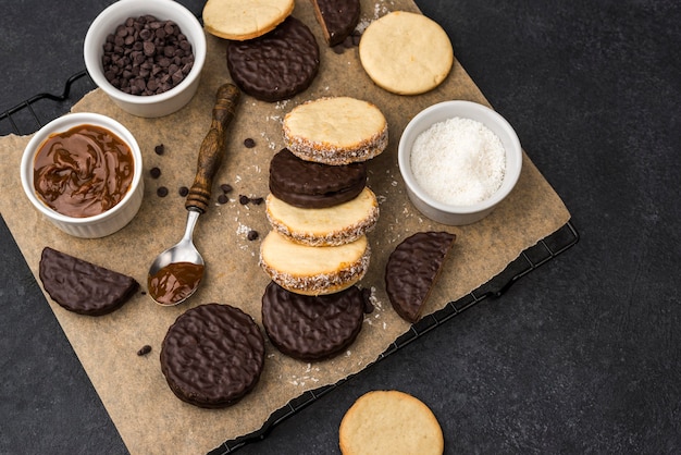 Flache Lage der köstlichen Alfajores Anordnung