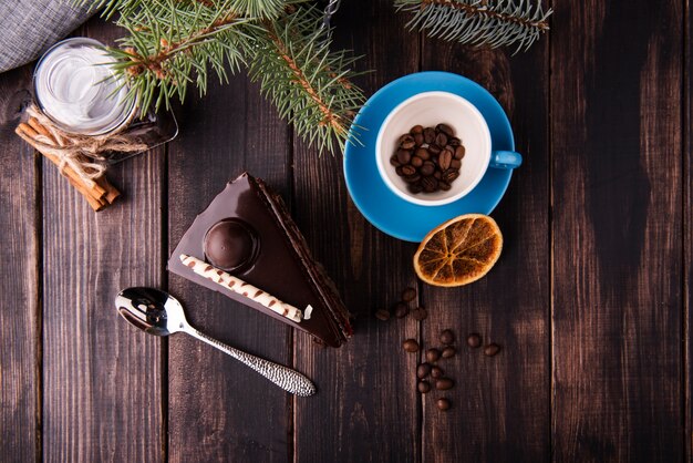 Flache lage der kuchenscheibe mit löffel und getrockneten zitrusfrüchten