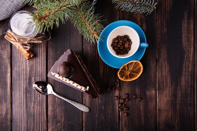 Flache Lage der Kuchenscheibe mit Löffel und getrockneten Zitrusfrüchten