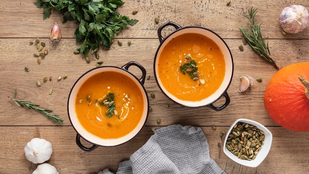 Flache Lage der Lebensmittelzutaten mit Kürbissuppe