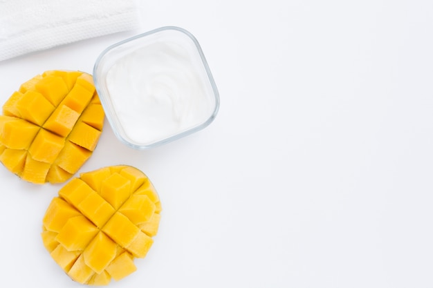 Kostenloses Foto flache lage der mango- und körperbutter mit kopienraum