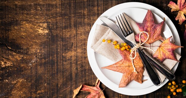 Flache Lage der Thanksgiving-Tischanordnung mit Besteck und Kopierraum